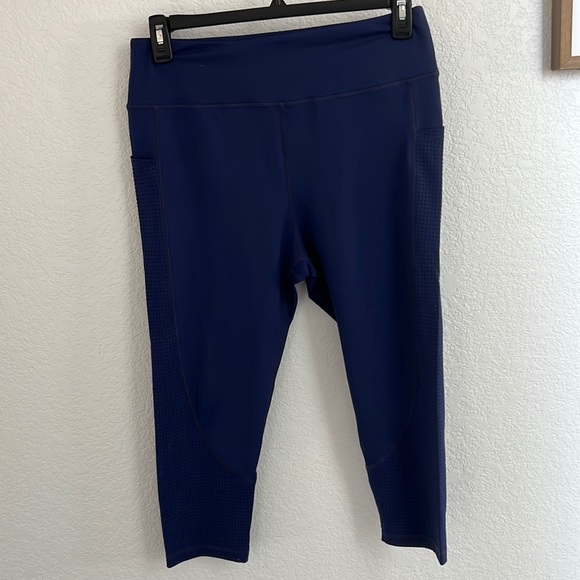 Ray Pose Capri Leggings With Mesh - Picture 1 of 5